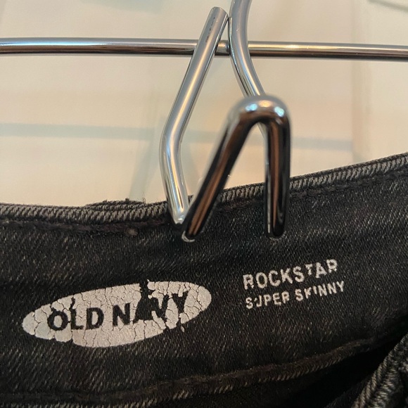 Old Navy distressed skinny jeans. Black size 4 - Picture 4 of 6